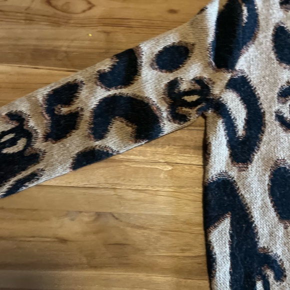 CHANEL Black and Orange Crew Neck Sweaters with Cozy Texture - Picture 3 of 8